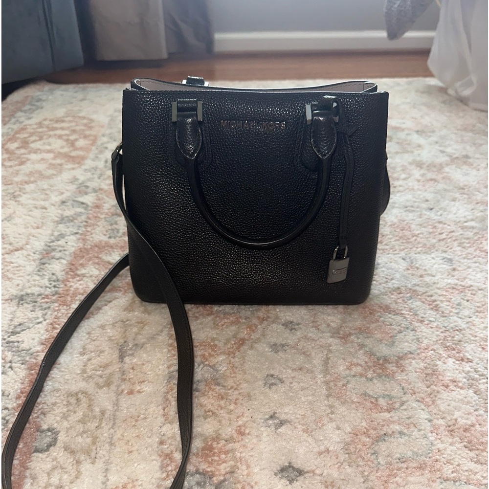 Selling this Michael Kors cross body bag! In perfect condition.